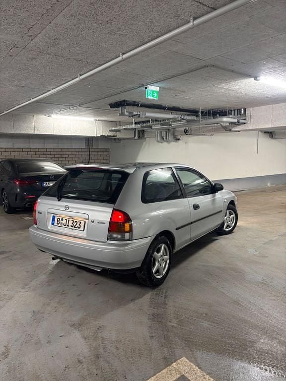 Gebraucht Mazda 323 Luxury 88 PS (64 kW) 1999 Silber Kleinwagen