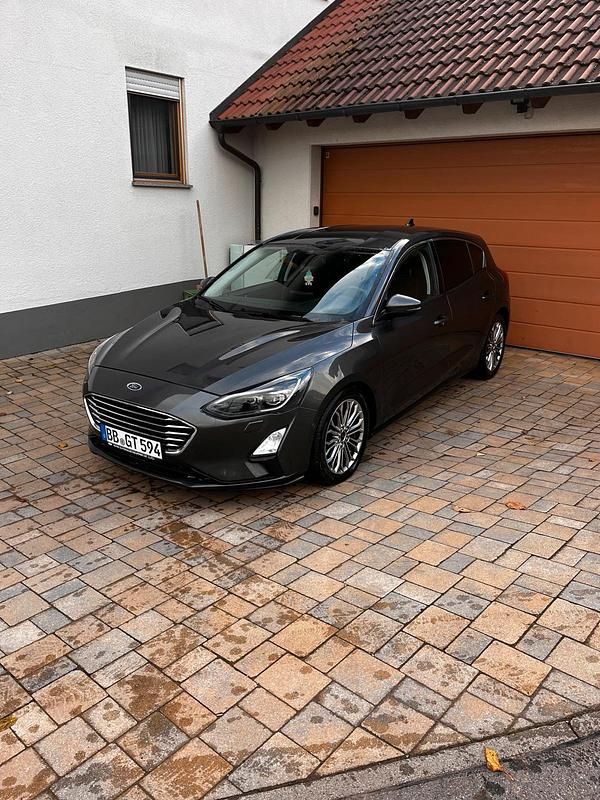 Grau Gebraucht 2019 Ford Focus Titanium Kombi | 14.500 € (Fairer Preis) - Bild 1/4