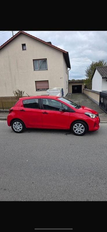Rot Gebraucht 2016 Toyota Yaris Kleinwagen | 7.800 € (Fairer Preis) - Bild 1/4