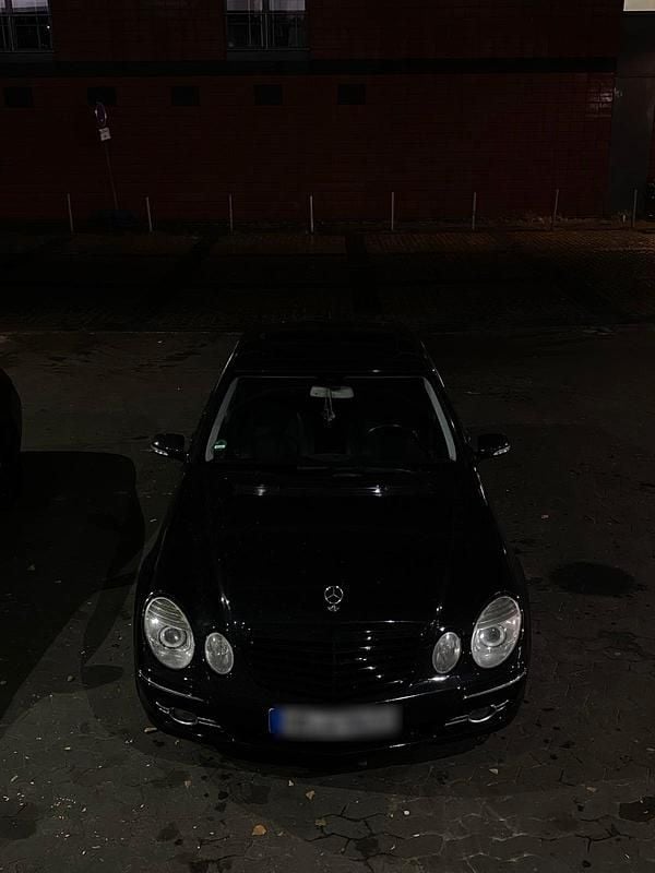 Schwarz Gebraucht 2006 Mercedes E320 Limousine | 6.900 € (Fairer Preis) - Bild 1/4