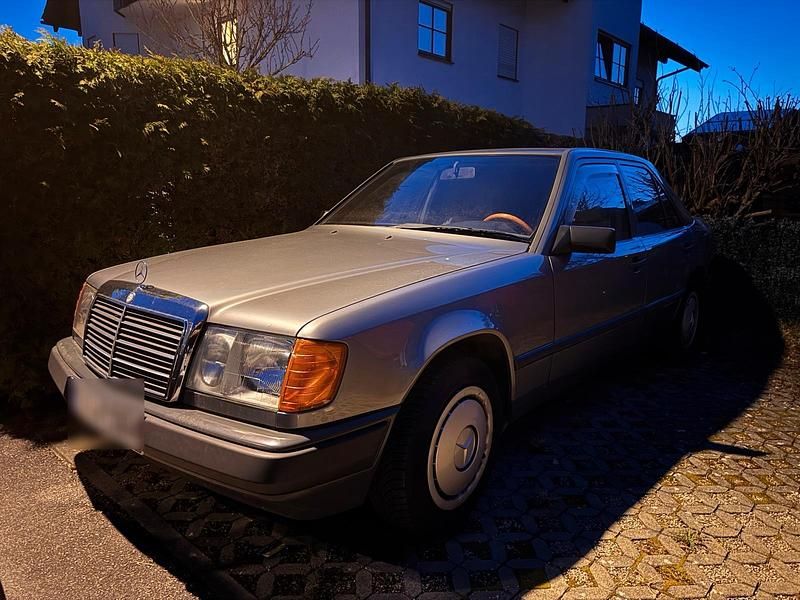Gebraucht Mercedes E230 132 PS (97 kW) 1987 Grau Limousine