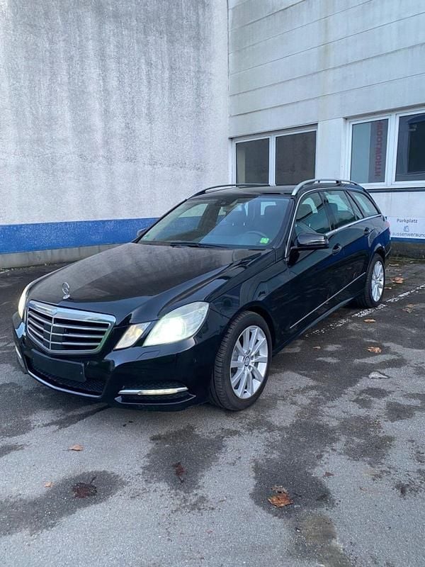 Schwarz Gebraucht 2011 Mercedes E200 Kombi | 10.900 € (Guter Preis) - Bild 1/4