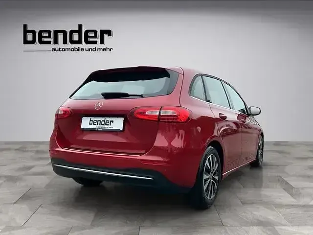 Gebraucht Mercedes B180 Style 136 PS (100 kW) 2022 Rot Kleinwagen