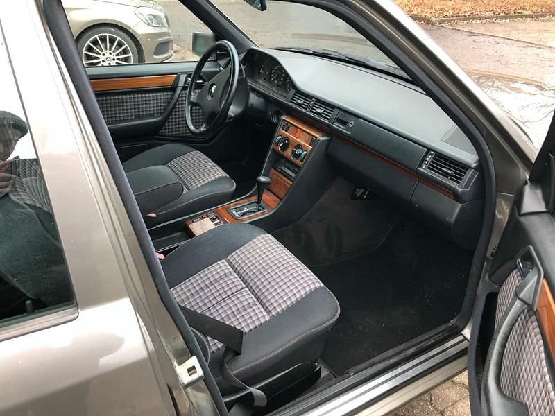 Gebraucht Mercedes E230 132 PS (97 kW) 1990 Grau Limousine