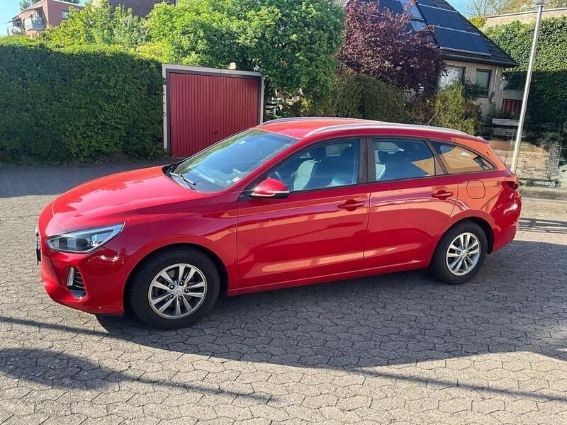 Rot Gebraucht 2017 Hyundai i30 Kombi | 11.900 € (Superpreis) - Bild 1/4