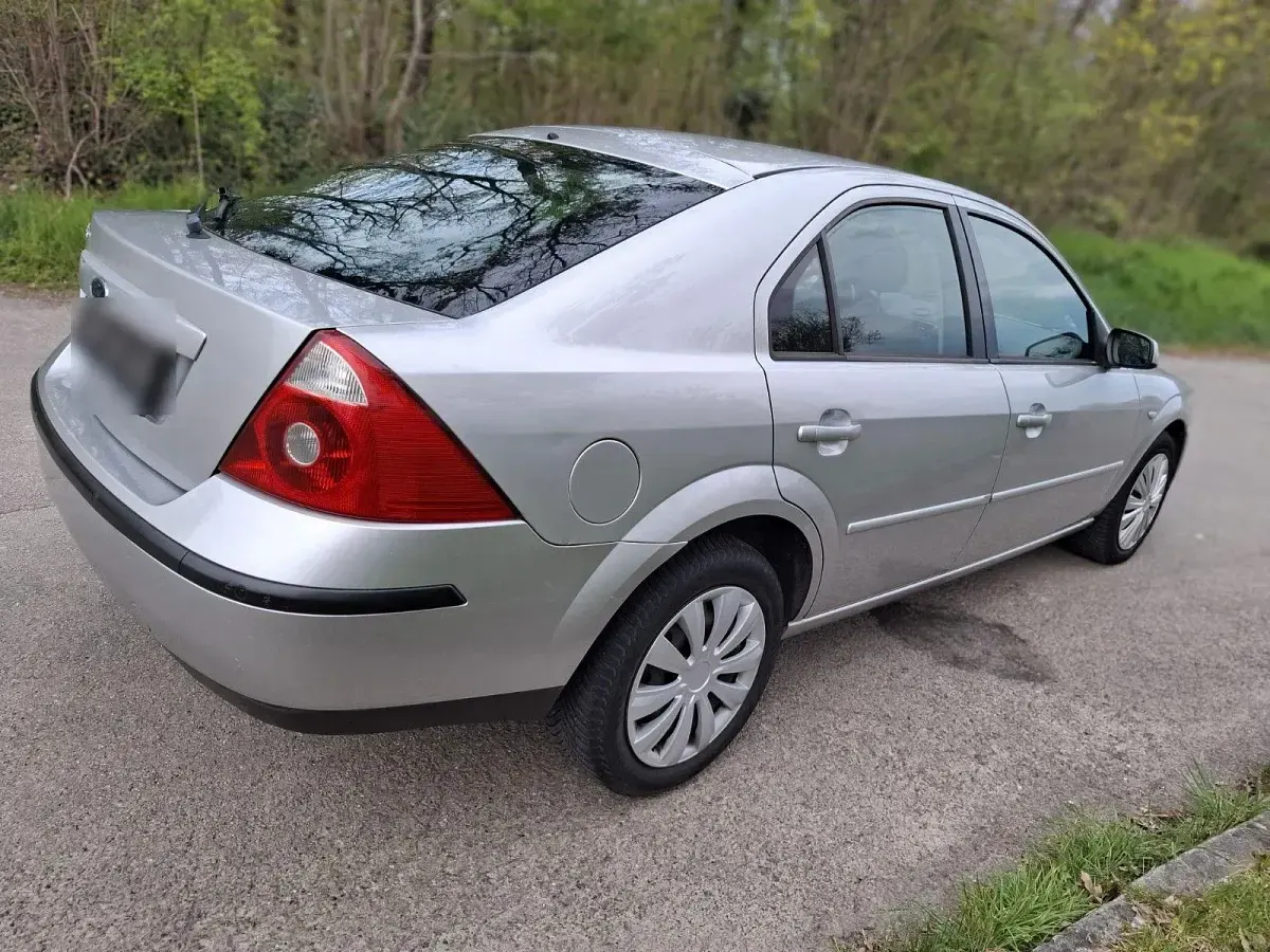 Usado Ford Mondeo 145 CV (106 kW) 2004 Plateado Berlina