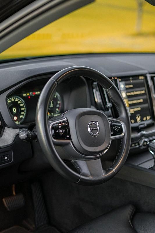 Schwarz Gebraucht 2018 Volvo XC60 Inscription SUV | 27.500 € (Fairer Preis) - Bild 1/4