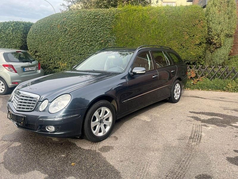 Gebraucht Mercedes E220 Classic 170 PS (125 kW) 2008 Blau Kombi