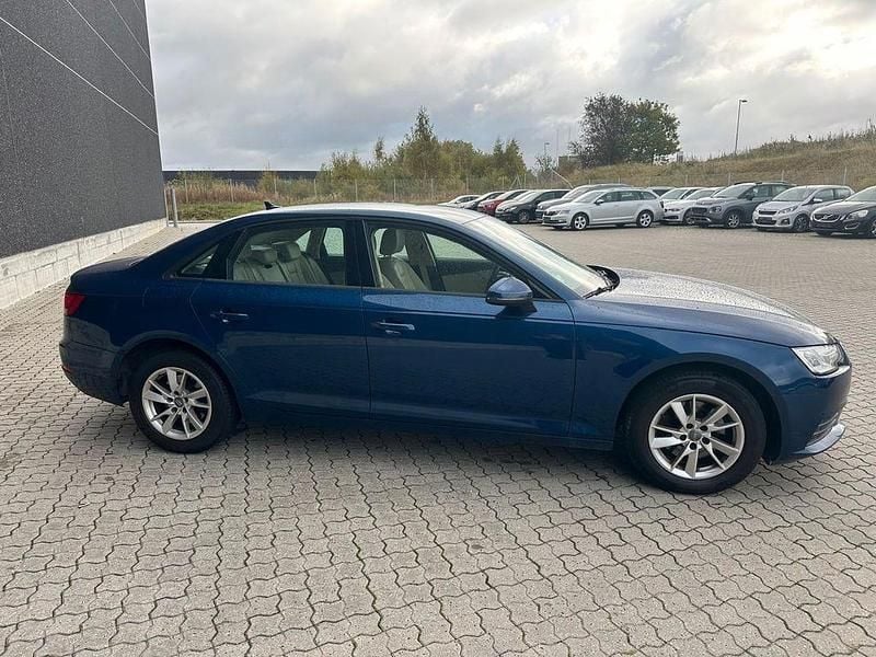 Gebraucht Audi A4 Basis 190 PS (139 kW) 2016 Blau Limousine