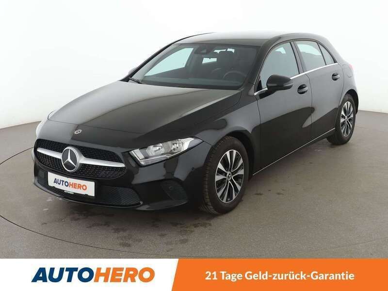Kosmosschwarz Gebraucht 2020 Mercedes A180 Limousine | 22.030 € (Fairer Preis) - Bild 1/3