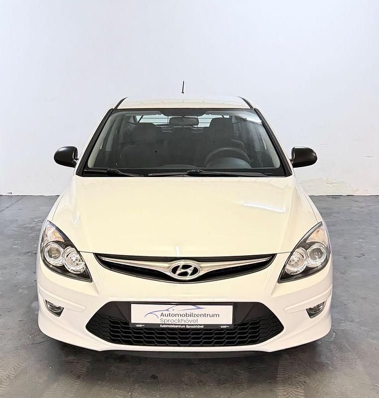 Gebraucht Hyundai i30 109 PS (80 kW) 2011 Weiß Kleinwagen
