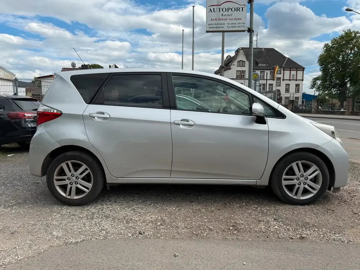 Gebraucht Toyota Verso-S 90 PS (66 kW) 2012 Silber Van / Kleinbus