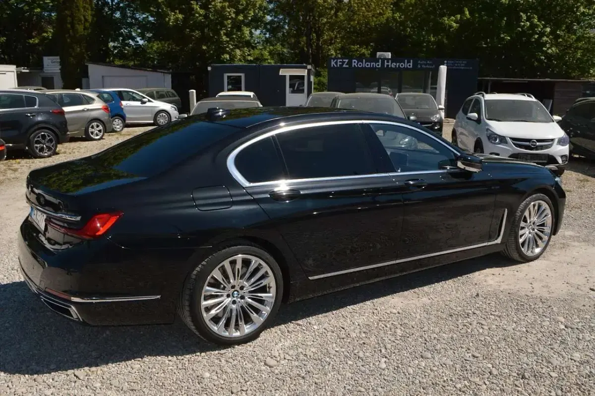 Gebraucht BMW 750 530 PS (389 kW) 2019 Saphirschwarz Limousine