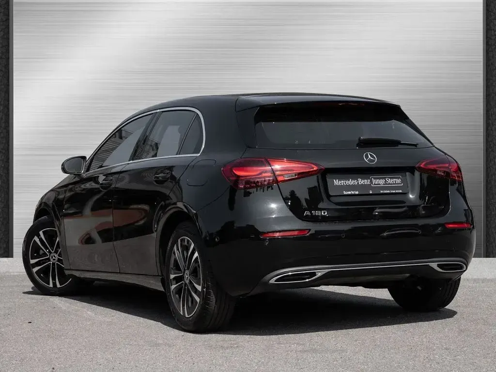 Gebraucht Mercedes A180 Progressive 136 PS (100 kW) 2025 Schwarzlack kosmosschwarz (metallic) Limousine