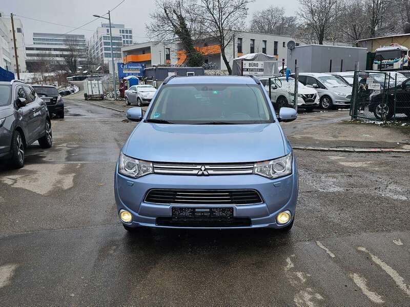 Bluish silver Gebraucht 2015 Mitsubishi Outlander P-HEV Plus SUV | 12.500 € (Guter Preis) - Bild 1/4