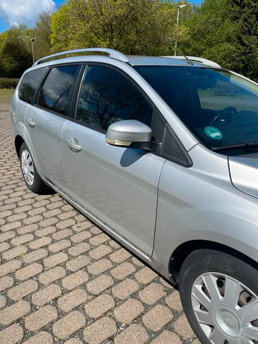 Gebraucht Ford Focus 105 PS (77 kW) 2010 Silber Kombi