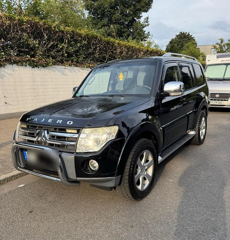 Schwarz Gebraucht 2007 Mitsubishi Pajero Instyle SUV | 8.950 € (Fairer Preis) - Bild 1/4