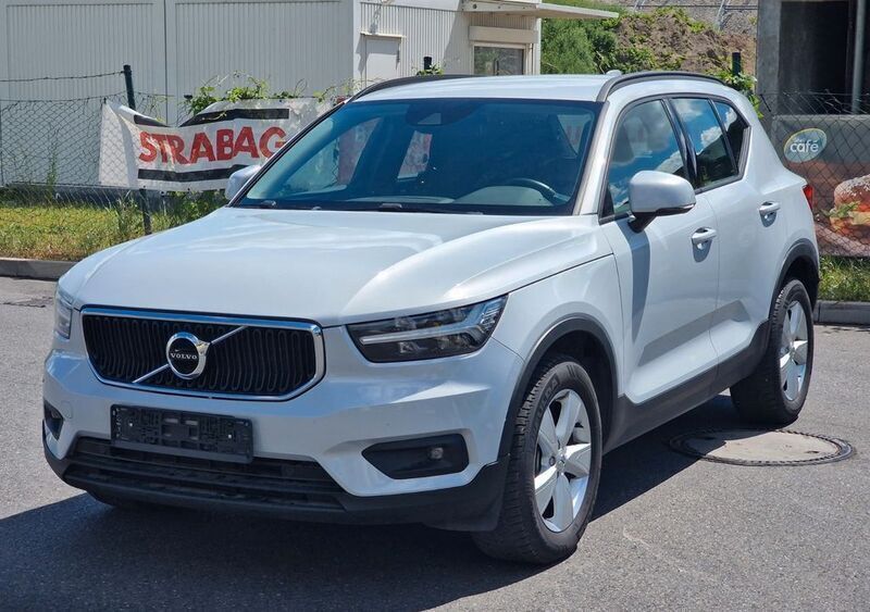 Silber Gebraucht 2020 Volvo XC40 Momentum SUV | 14.950 € - Bild 1/4