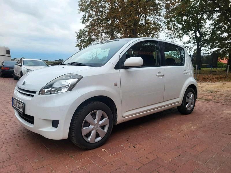 Weiß Gebraucht 2010 Daihatsu Sirion Kleinwagen | 2.400 € - Bild 1/2