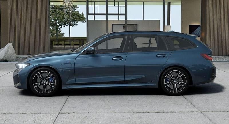 Gebraucht BMW 330e M Sport 292 PS (214 kW) 2025 Arctic race blue Kombi