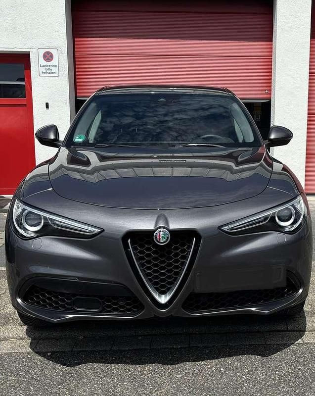 Grau Gebraucht 2018 Alfa Romeo Stelvio Super SUV | 23.900 € - Bild 1/4