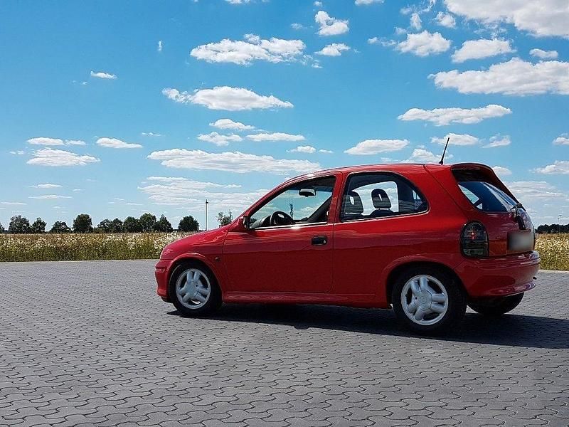 Second-hand Opel Corsa 106 CP (77 kW) 1995 Roșu Hatchback