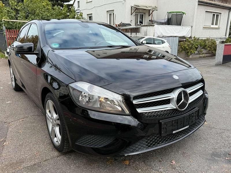 Kosmosschwarz Gebraucht 2015 Mercedes A180 Urban Kleinwagen | 11.990 € (Guter Preis) - Bild 1/4