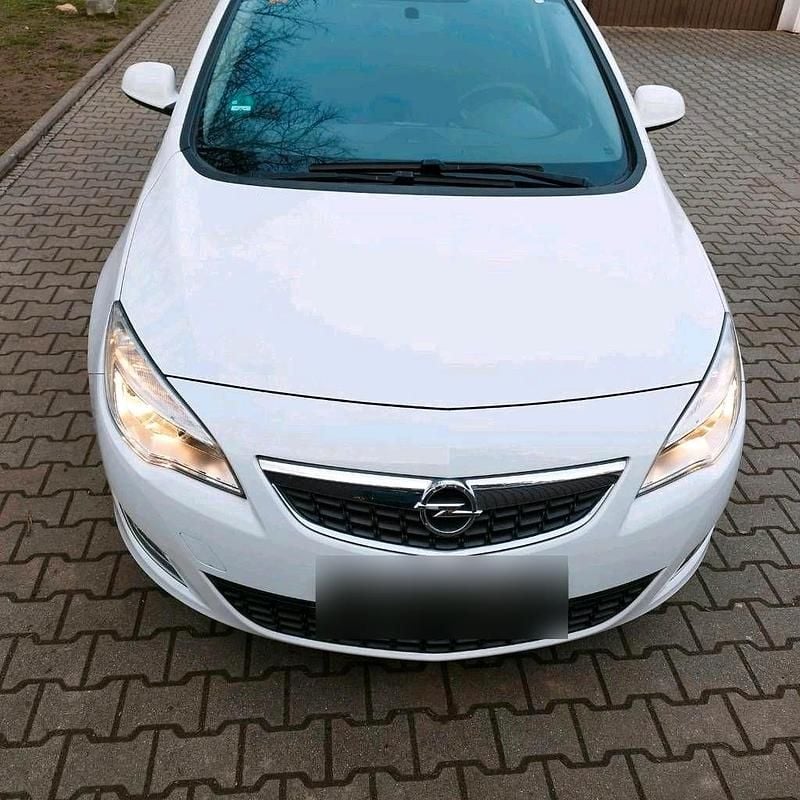 Second-hand Opel Astra 87 CP (63 kW) 2011 Alb Berlinǎ