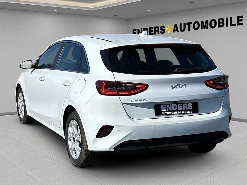 Neu Kia Ceed 101 PS (74 kW) 2025 Wd) casa white s (weiss Kleinwagen