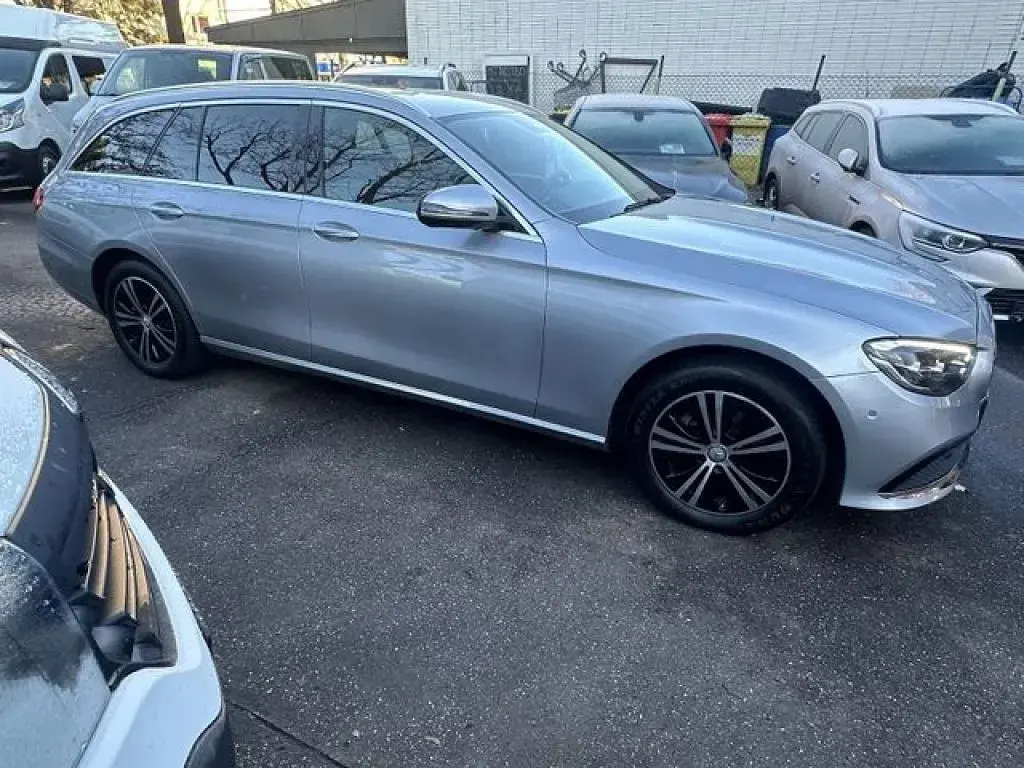 Gebraucht Mercedes E220 194 PS (142 kW) 2022 Silber (metallic) Kombi