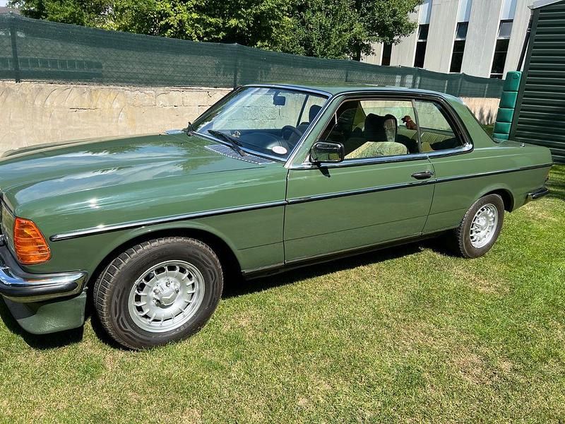 Grün Gebraucht 1978 Mercedes 230 Coupé | 8.900 € - Bild 1/4