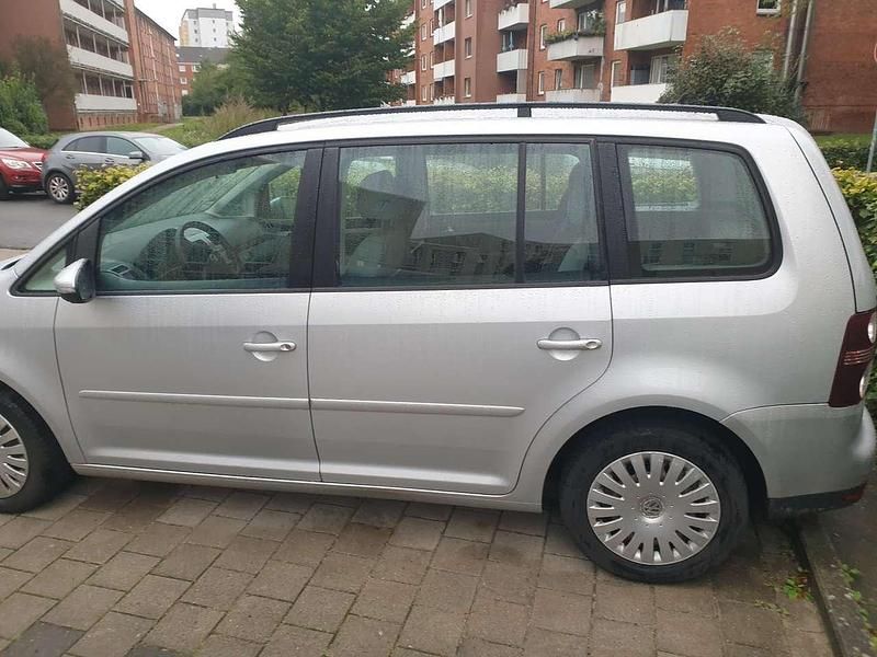 Gebraucht 2010 VW Touran Comfortline Van / Kleinbus | 4.900 € (Guter Preis) - Bild 1/4