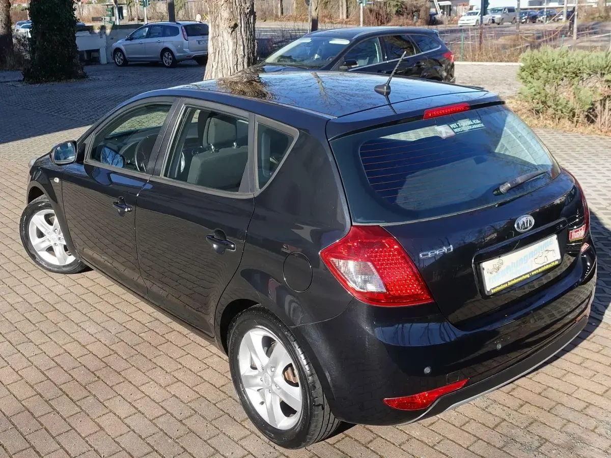 Gebraucht Kia Ceed 90 PS (66 kW) 2010 Schwarz Kleinwagen