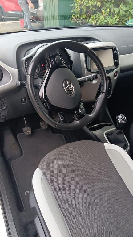 Weiß Gebraucht 2017 Toyota Aygo X-play Kleinwagen | 6.800 € (Guter Preis) - Bild 1/4