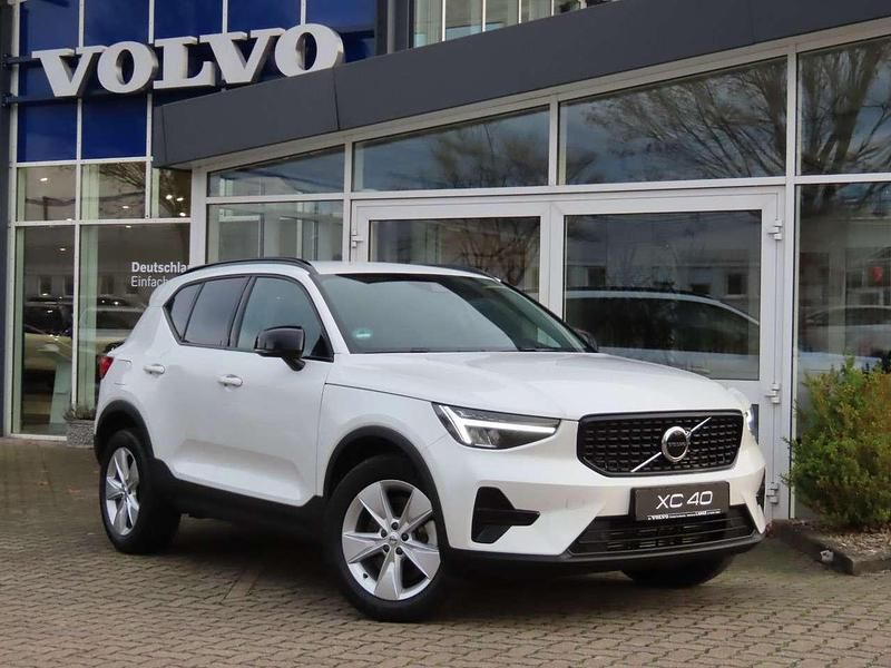Weiß Gebraucht 2022 Volvo XC40 Plus SUV | 33.690 € (Etwas zu teuer) - Bild 1/3