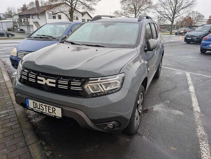 Städtisches grau Gebraucht 2024 Dacia Duster Journey SUV | 23.990 € (Fairer Preis) - Bild 1/4