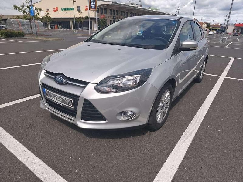 Silber Gebraucht 2011 Ford Focus Titanium Limousine | 5.800 € (Fairer Preis) - Bild 1/4