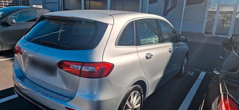 Gebraucht Mercedes B180 136 PS (100 kW) 2021 Silber Kleinwagen