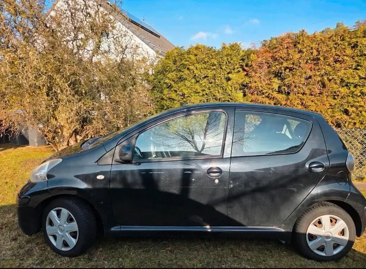 Gebraucht Toyota Aygo 68 PS (50 kW) 2009 Schwarz Kleinwagen