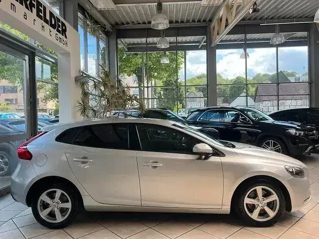 Gebraucht Volvo V40 Kinetic 122 PS (89 kW) 2018 Silber Limousine