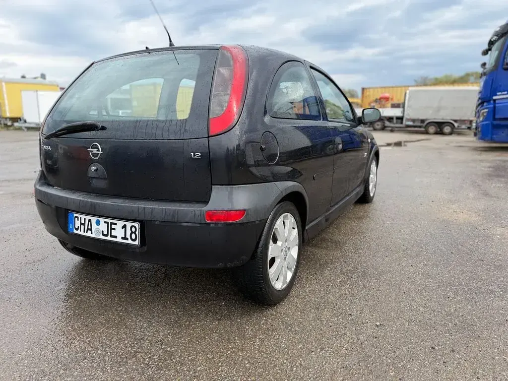 Używany Opel Corsa 75 KM (55 kW) 2003 Czarny Hatchback