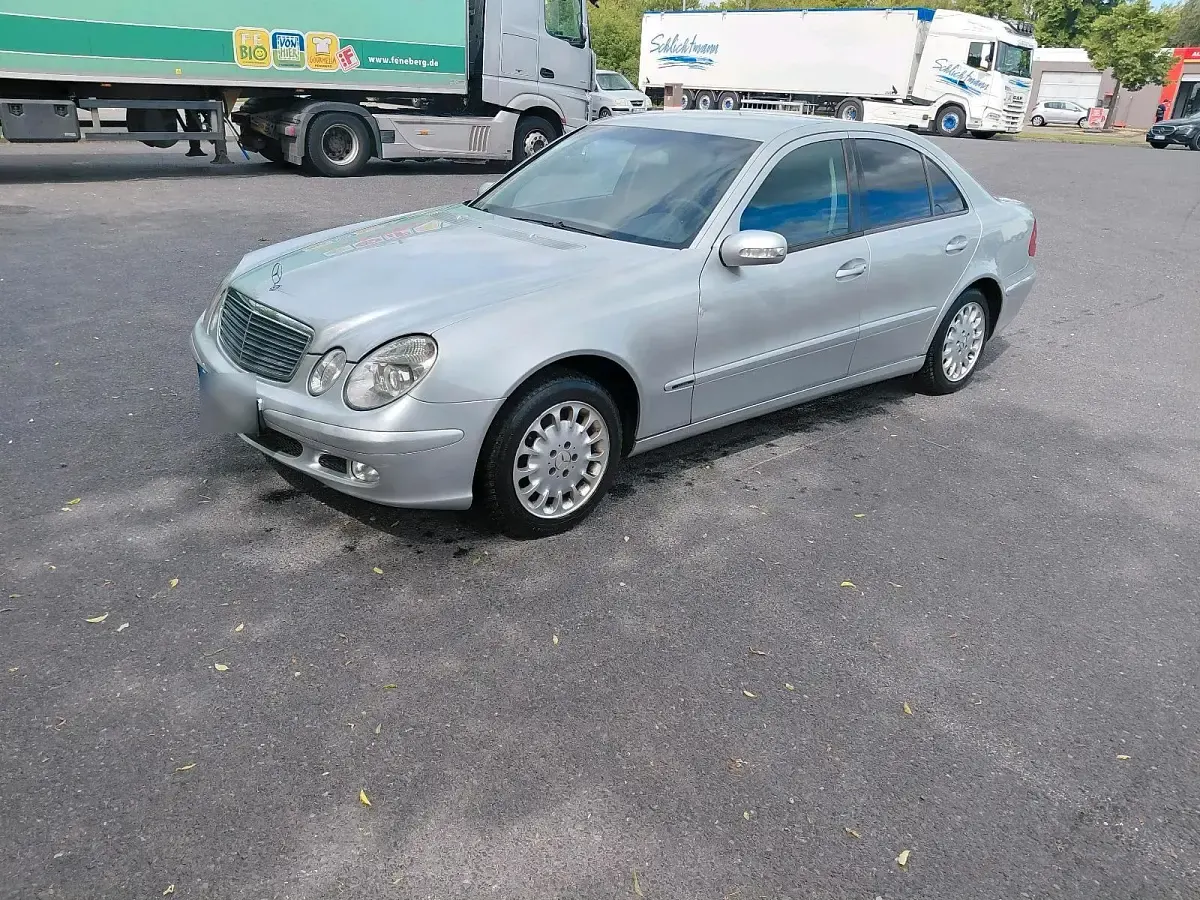 Gebraucht Mercedes E220 150 PS (110 kW) 2003 Silber Limousine