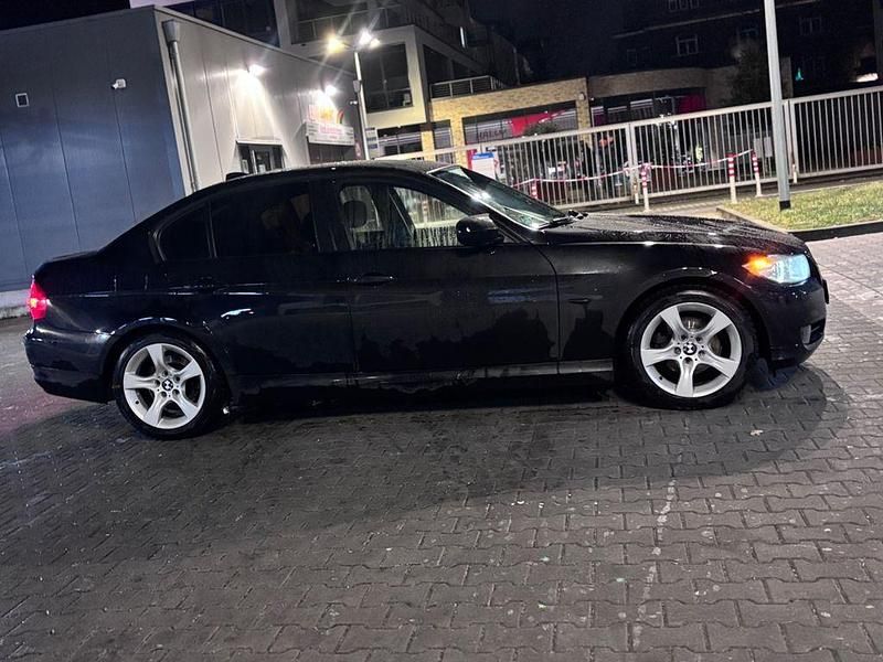 Gebraucht BMW 318 143 PS (105 kW) 2011 Schwarz Limousine