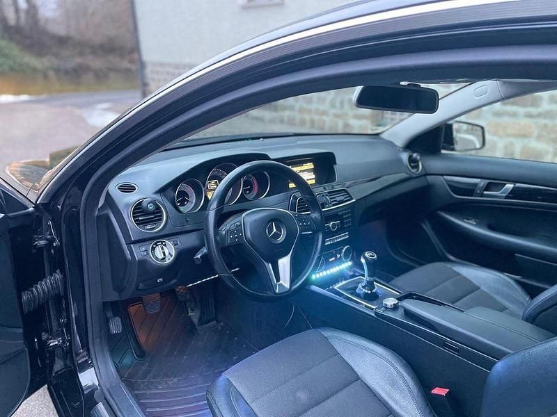 Gebraucht Mercedes 220 170 PS (125 kW) 2011 Schwarz Coupé