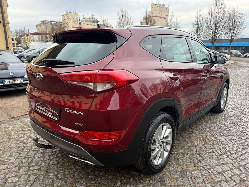 Gebraucht Hyundai Tucson Intro Edition 136 PS (100 kW) 2015 Rot SUV
