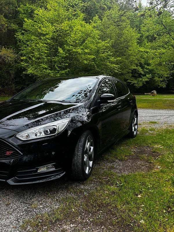 Gebraucht Ford Focus ST 185 PS (136 kW) 2016 Schwarz Limousine