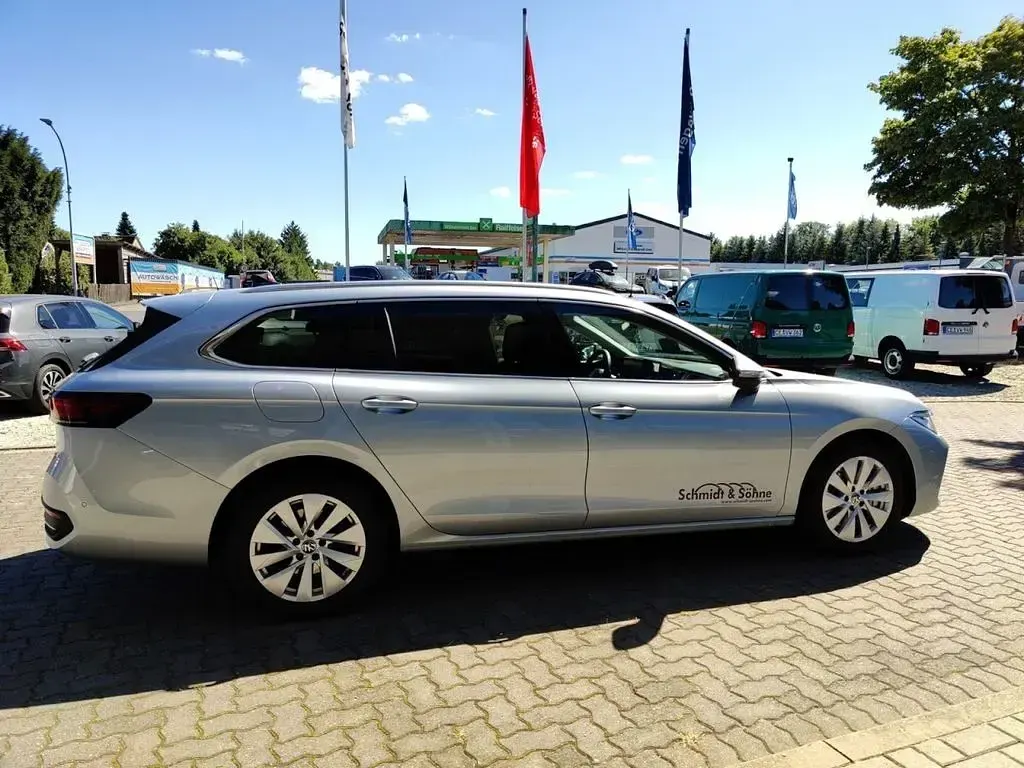 Gebraucht VW Passat Business 150 PS (110 kW) 2024 Silber metallic Limousine