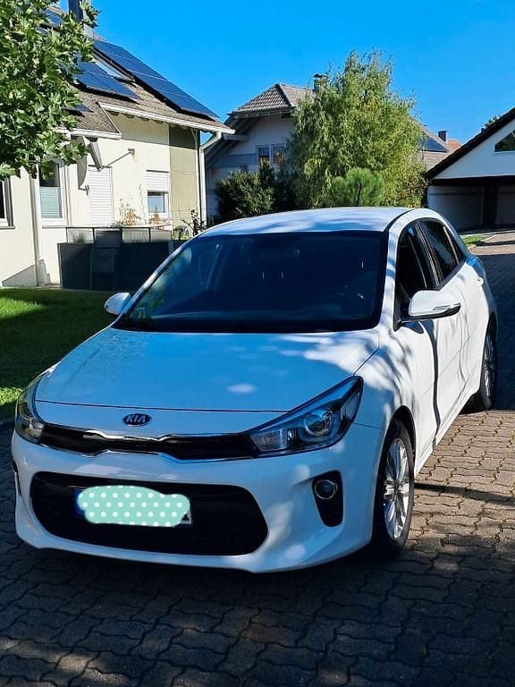 Weiß Gebraucht 2020 Kia Rio DREAM-TEAM Edition Limousine | 10.300 € (Guter Preis) - Bild 1/4