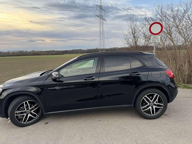 Gebraucht Mercedes GLA180 122 PS (89 kW) 2017 Schwarz SUV