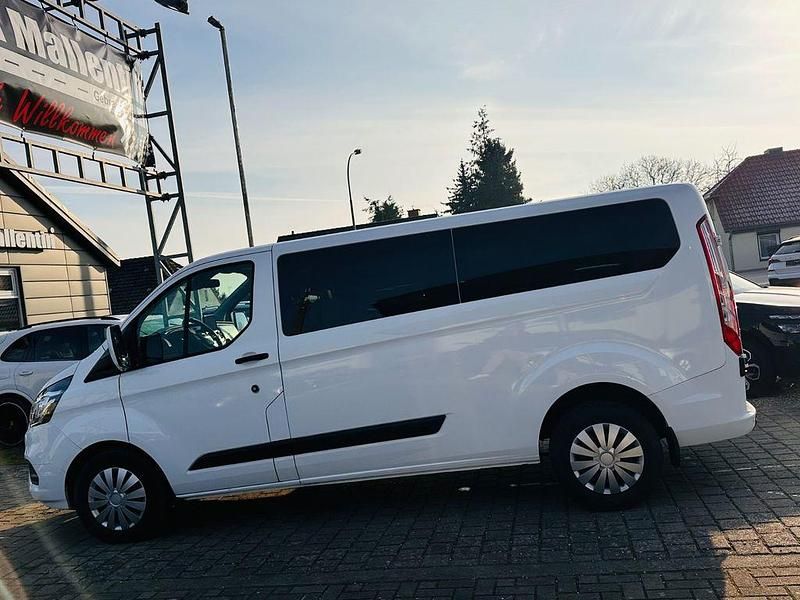 Gebraucht Ford Tourneo 131 PS (96 kW) 2022 Frozen white Van / Kleinbus